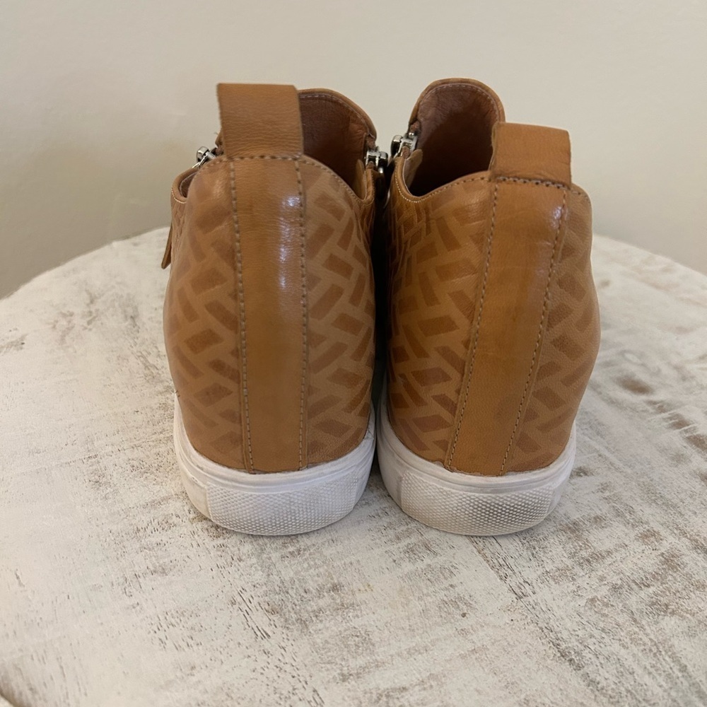 Tan Slip-On leather Sneakers women with Patterned Design size 9 with a side zipp - Picture 5 of 6
